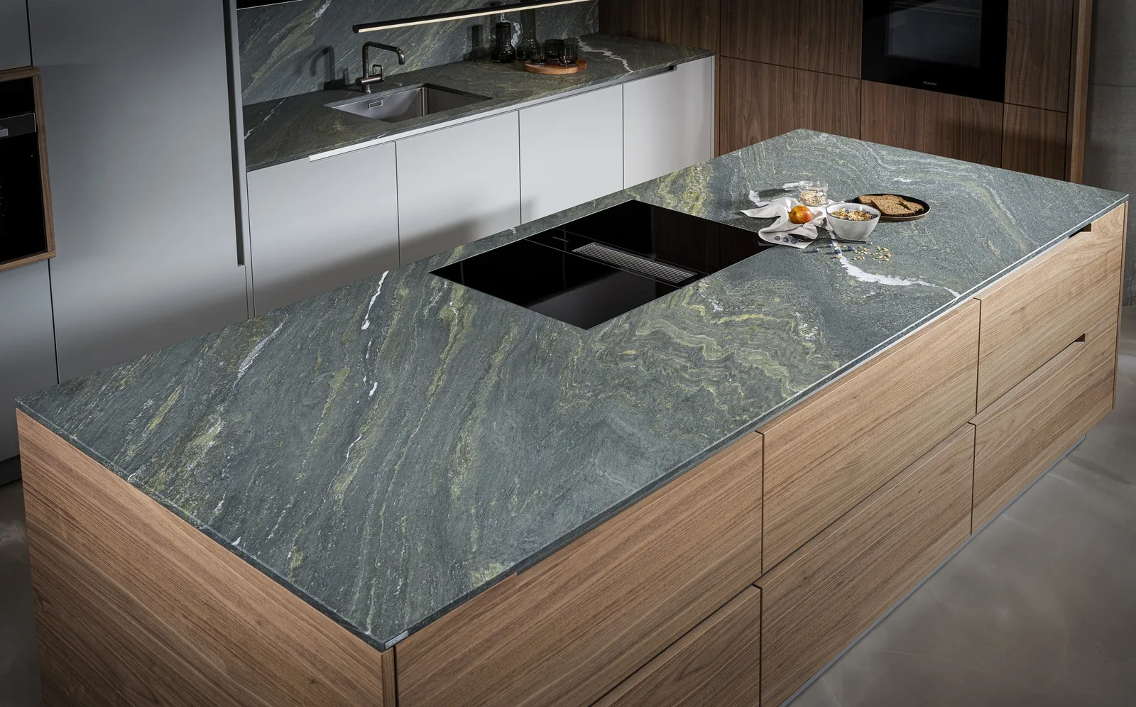 Kochinsel mit Granit-Arbeitsplatte