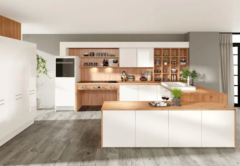 Küchenarchitektur – Wohnküche mit Regalen in Eiche-Dekor