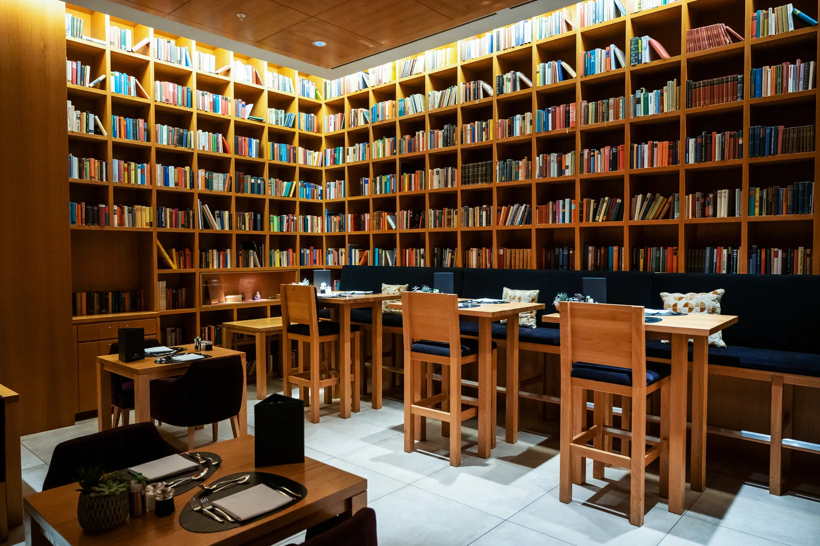 Café mit raumhoher Bücherwand in Eiche-Dekor