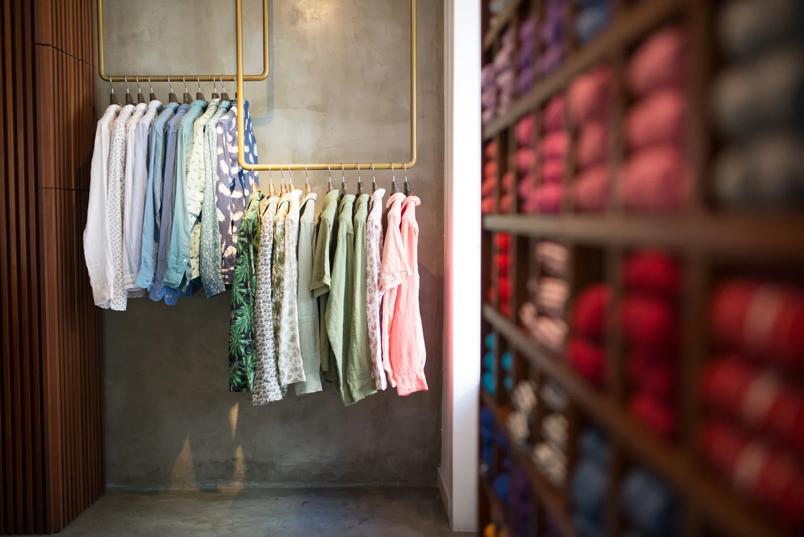 Modegeschäft mit Kleiderstange und Regalwand