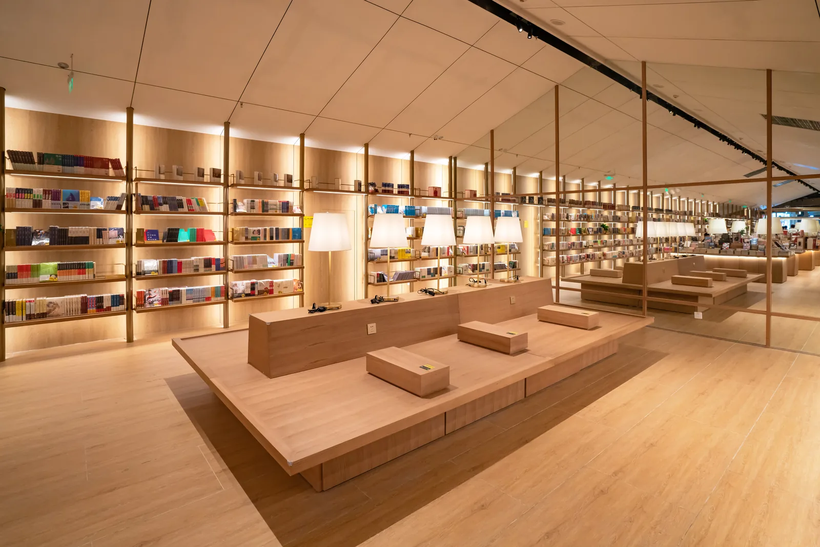 Concept Store mit Podesten und Wandregalen