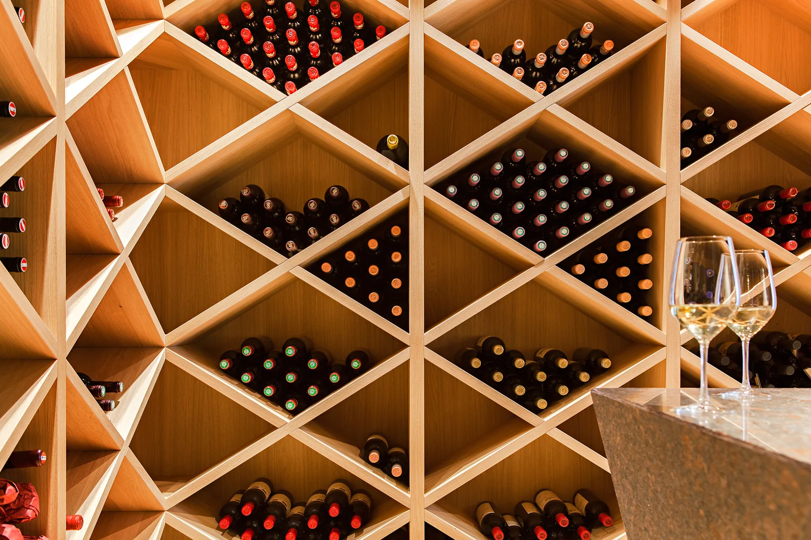 Weinregal mit Rautenfächern aus Eiche-Dekor