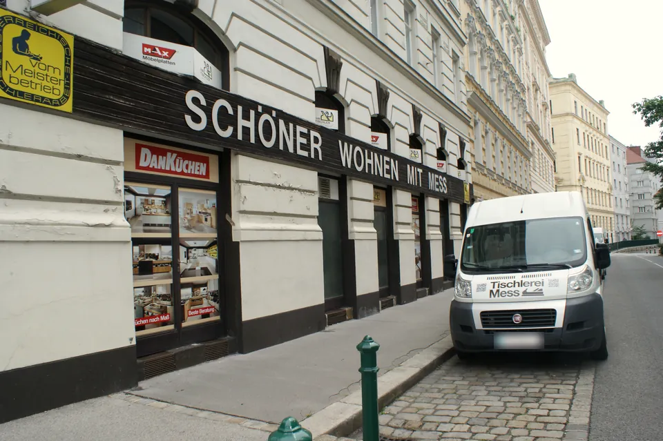 Schaufenster der Tischlerei Mess mit Firmenwagen in der Georg-Sigl-Gasse