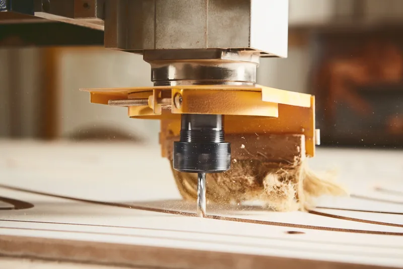 CNC-Fräse bei der Bearbeitung einer Möbelplatte