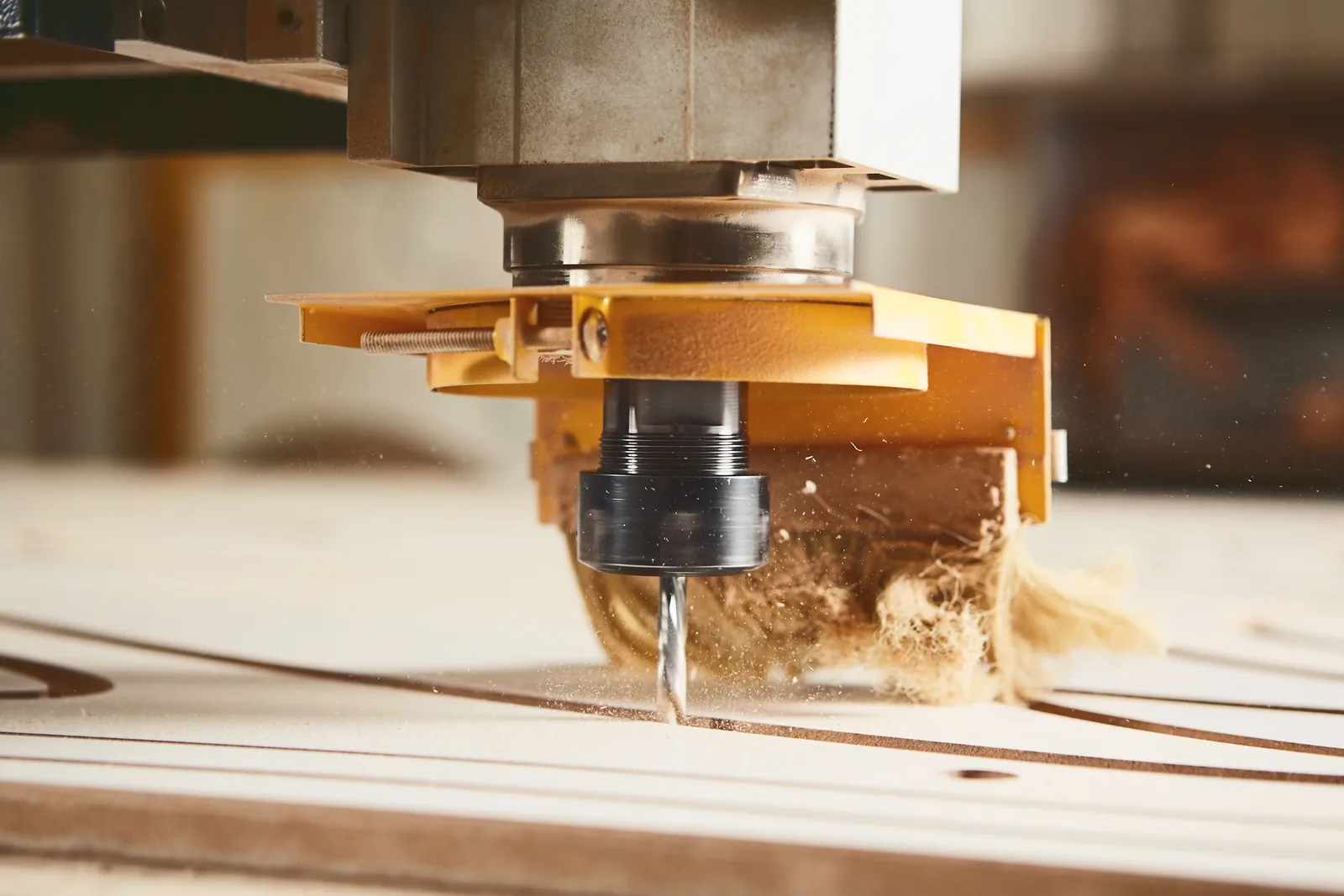 CNC-Fräse bei der Bearbeitung einer Möbelplatte